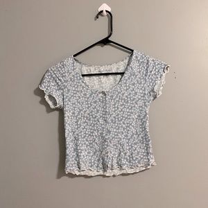 Cute baby blue button up top!💙
